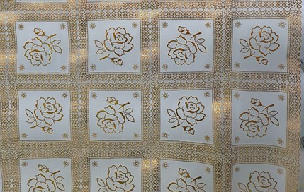 Univerpol Cerata na metry 140cm koronka róże złoto